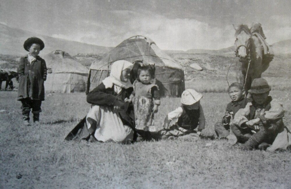 Зачем казахи плевали детям в рот — древние традиции казахского народа