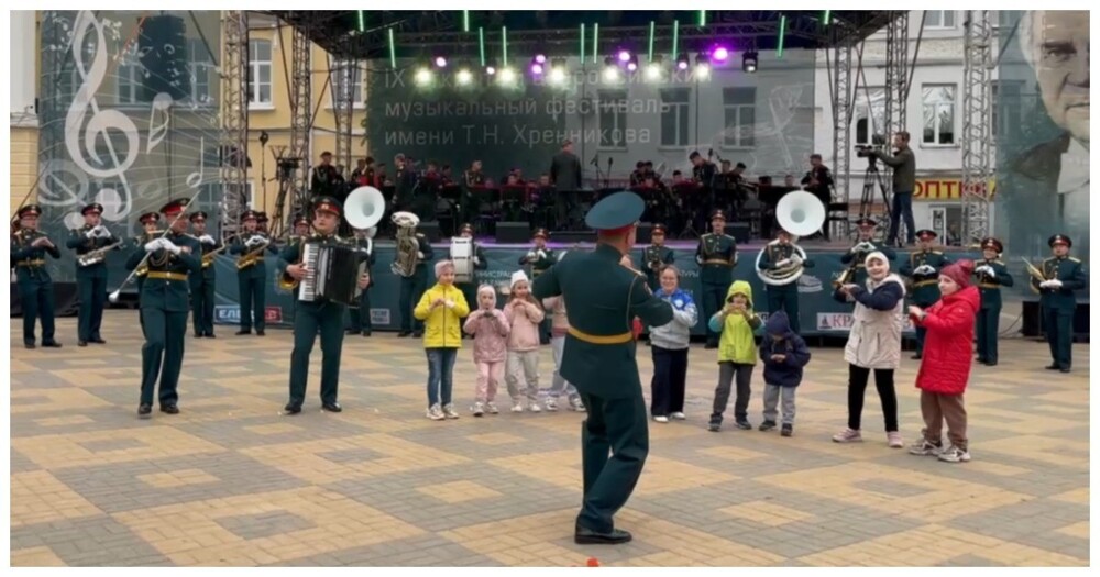 Дирижёр военного оркестра зажёг вместе с детьми на музыкальном фестивале
