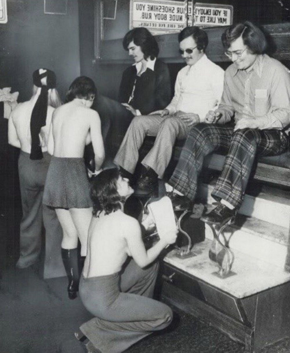 9. Девушки чистят обувь топлес, Торонто, 1975 год