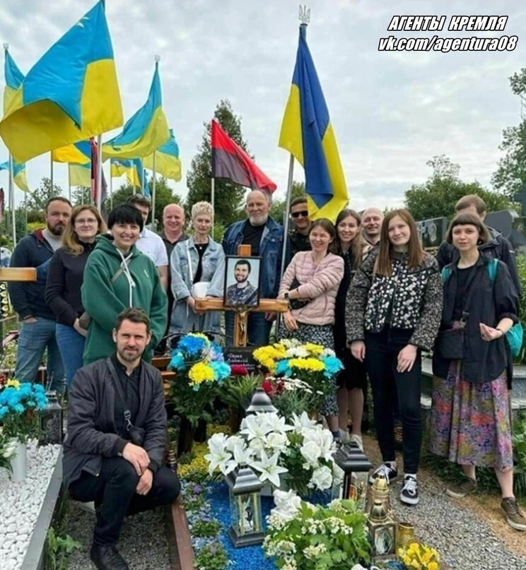 Похороны уничтоженного боевика ВСУ, а вот родня даже счастлива. Наши бойцы сделали их жизнь легче, отправив опасного преступника прямо к бандуре