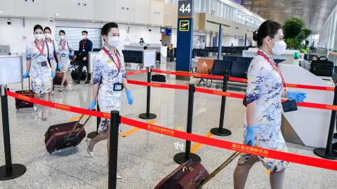 Будут худеть под присмотром: китайская авиакомпания озвучила жесткие требования к стюардессам