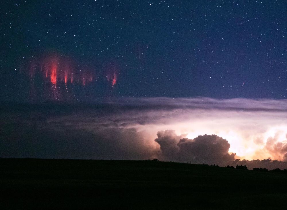 14. Это красные спрайты — редкий вид молнии, образующийся над суперъячейкой (разновидностью грозового облака). Безвредны, но выглядят жутко