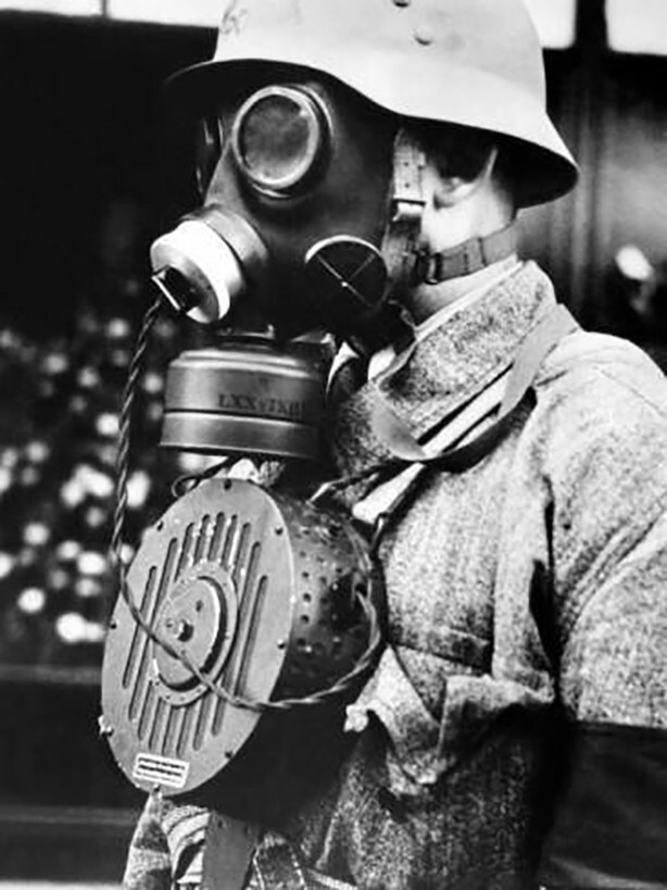 Солдат в специальном противогазе, позволявшем отдавать команды - он оборудован микрофоном, усилителем и динамиком. Венгрия, 1939 год