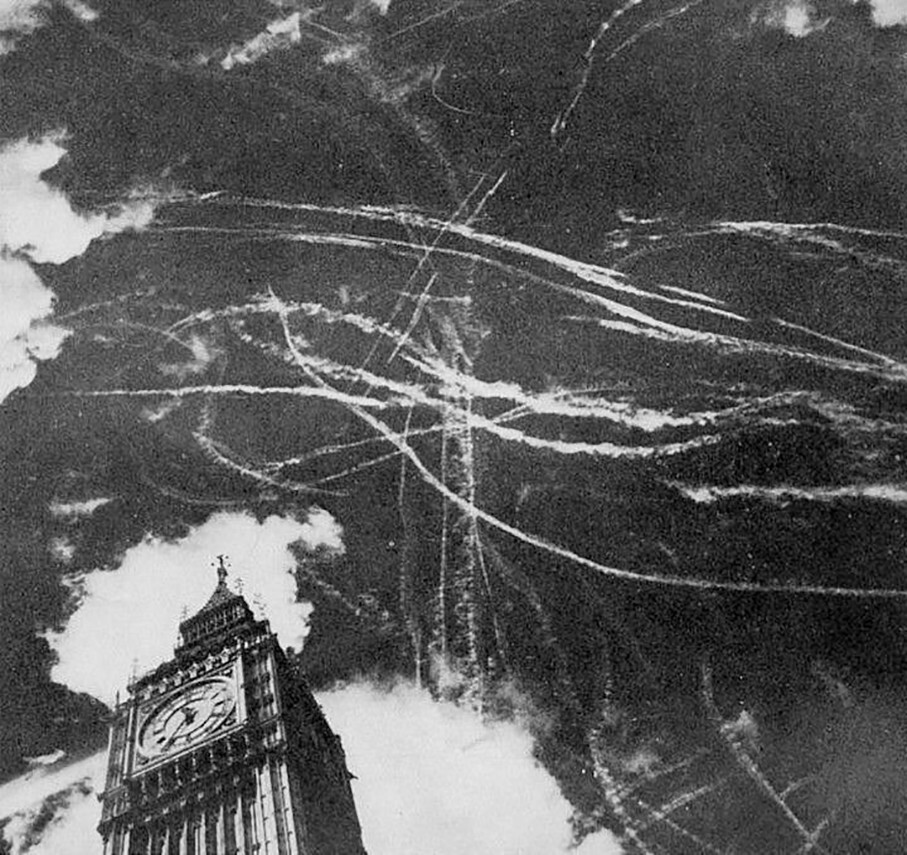 Следы борьбы английских и немецких ВВС в небе Лондона, 1940 год