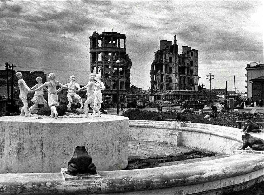 Фонтан «Танцующие дети» на фоне разрушенного Сталинграда, 1947 год