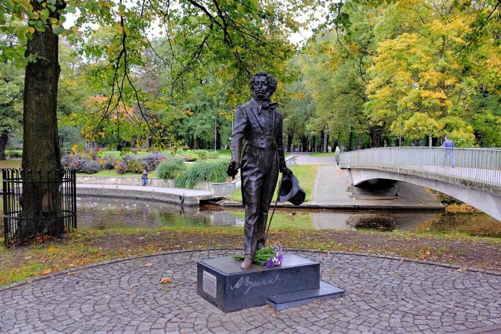 "Это надо было делать еще в 90-х": Лайма Вайкуле - о сносе памятника Пушкину в Риге