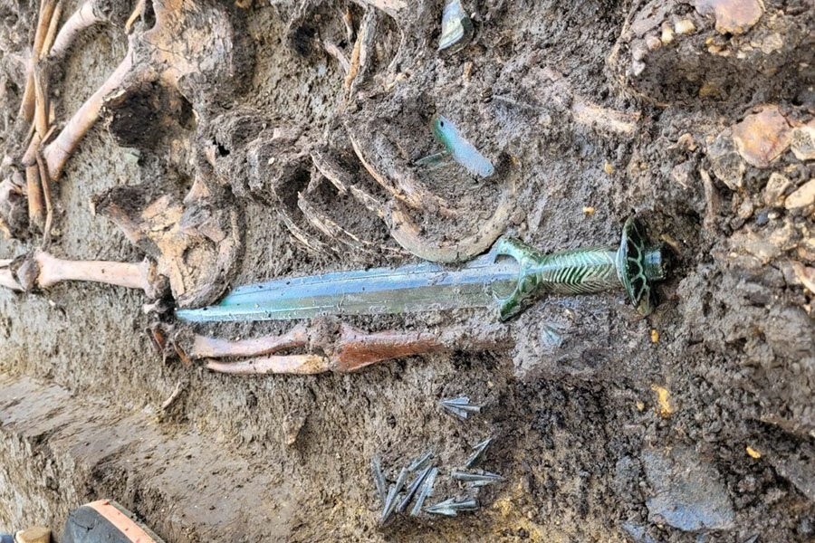 Археологи нашли в Германии отлично сохранившийся 3000-летний бронзовый меч
