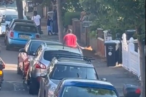 В Лондоне мужчина бегал за людьми с горящим коктейлем Молотова