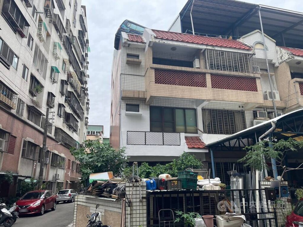 Тайванец припарковался на крыше дома, чтобы избежать штрафов за парковку