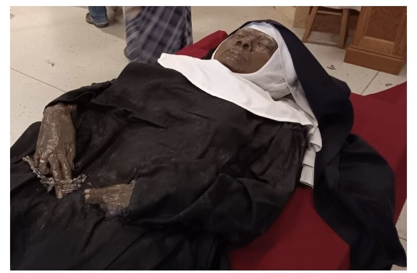 Монахиня в США умерла 4 года назад, но ее тело почти не разлагается