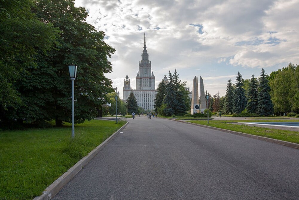 Главное здание МГУ и окрестности. Город в городе, увенчанный самой большой сталинской высоткой. Летом здесь особенно приятно и спокойно.