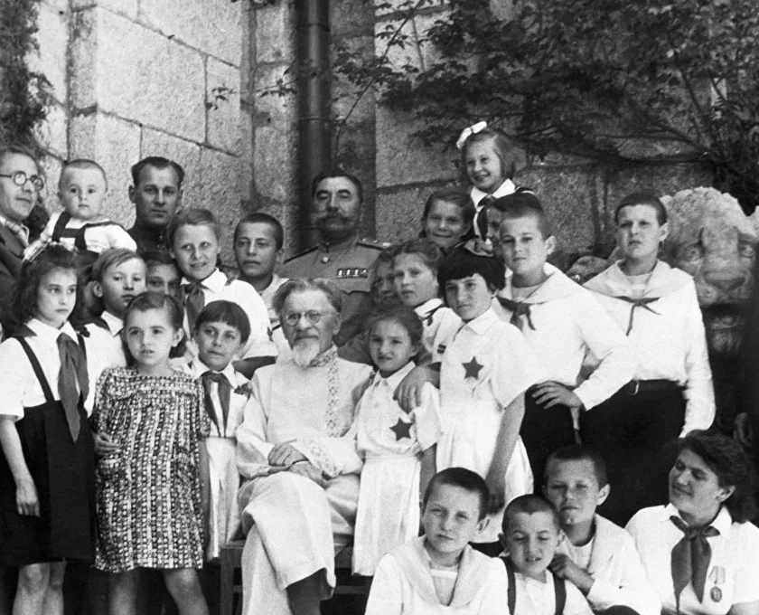 Дети в гостях у Председателя Президиума Верховного Совета СССР Михаила Калинина и Маршала Советского Союза Семена Буденного, 1946 год