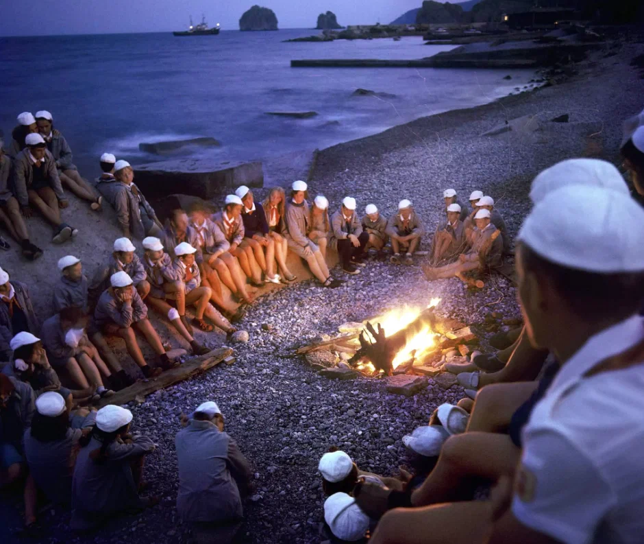 У костра на берегу моря, 1970-е годы