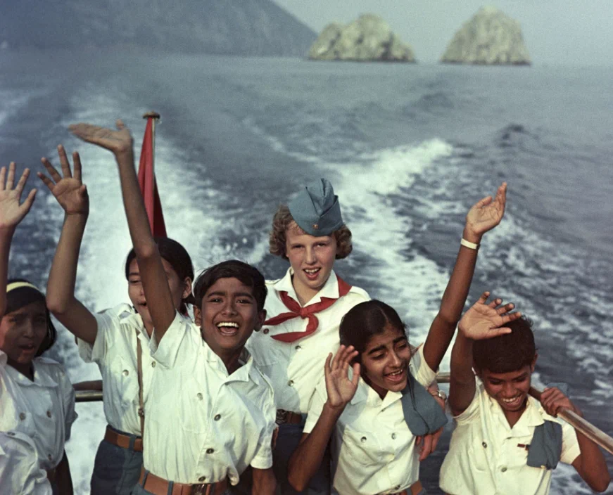 Советские и индийские дети на прогулке по Черному морю, 1968 год