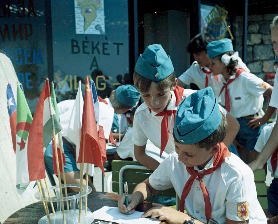 Дети из разных стран играют в почту, 1975 год