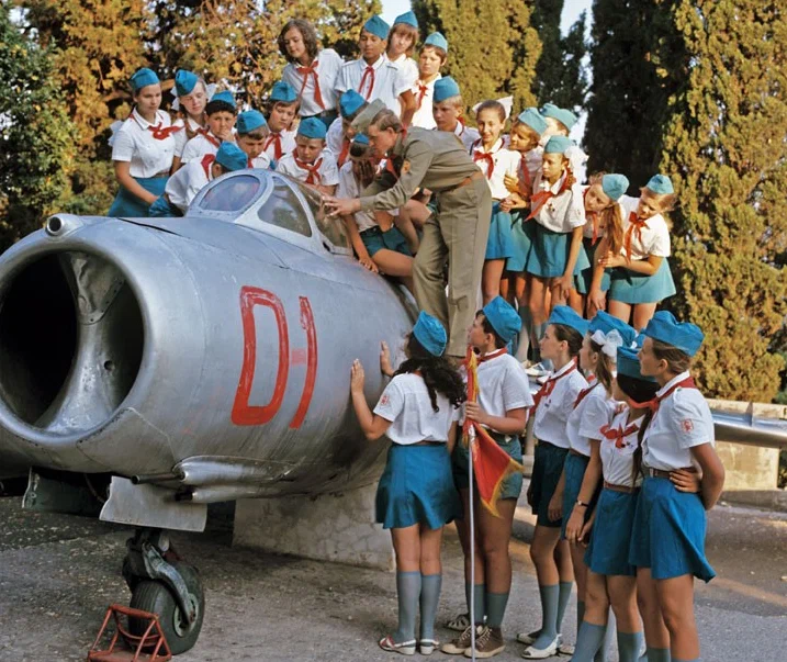 Пионервожатый Юрий Щелкаев знакомит ребят с самолетом «МИГ-15», 1973 год
