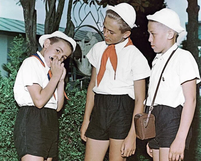 Ребята из разных стран во время отдыха в пионерском лагере «Артек» в Крыму, 1959 год