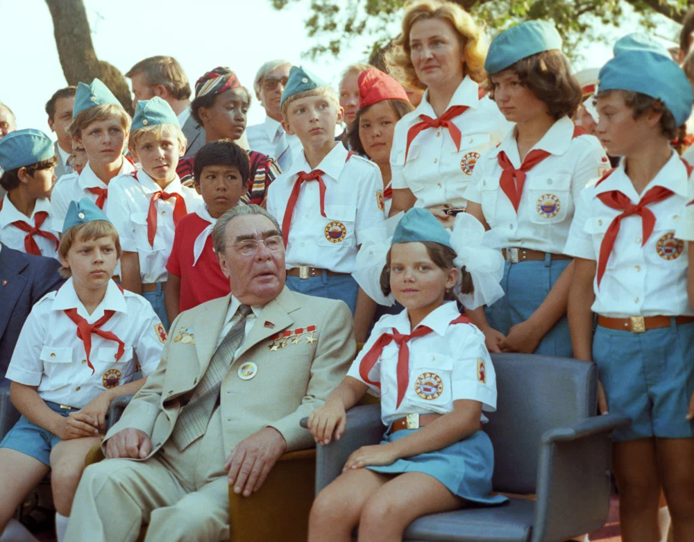 Леонид Брежнев с пионерами во время церемонии открытия Международного детского праздника, посвященного Году ребенка,1979 год