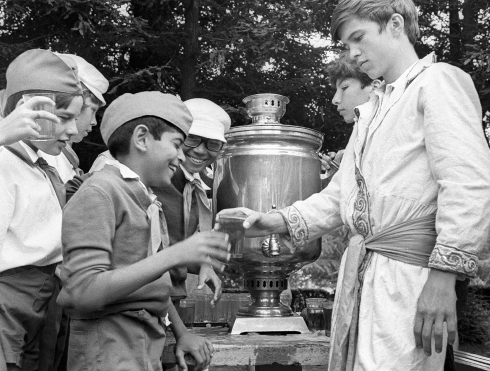 Индийские дети пробуют чай из самовара, 1977 год