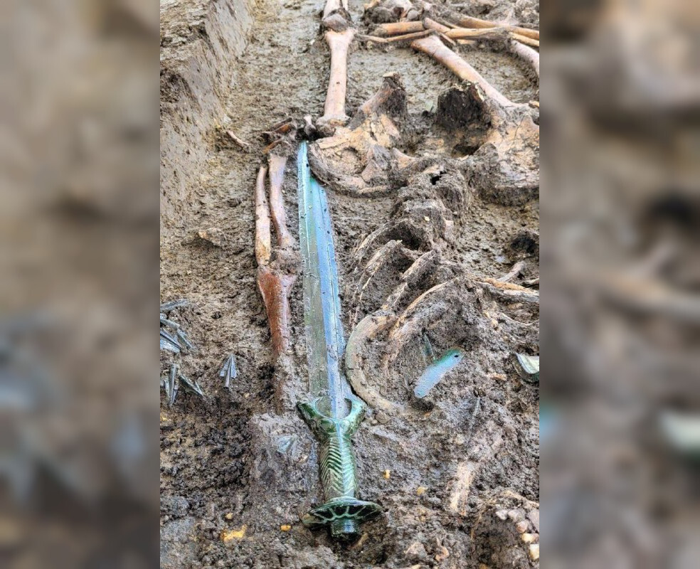 Археологи нашли в Германии отлично сохранившийся 3000-летний бронзовый меч