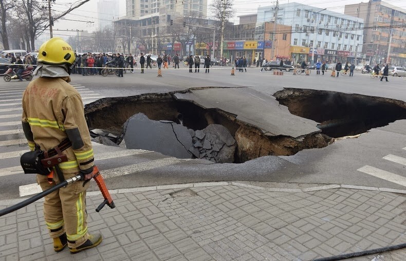 21. Воронка в Тайюане, провинция Шаньси, Китай. 26 декабря 2012