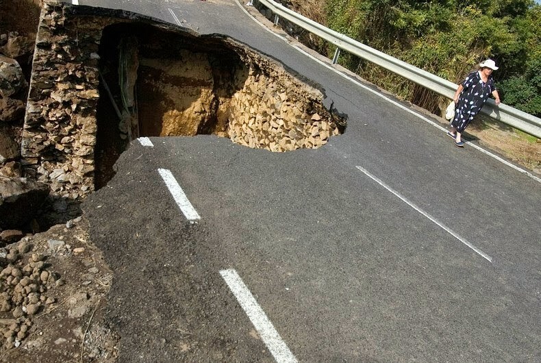 1. Обрушенный участок дороги в деревне Пало Бланко на испанском острове Тенерифе, 23 ноября 2009 года