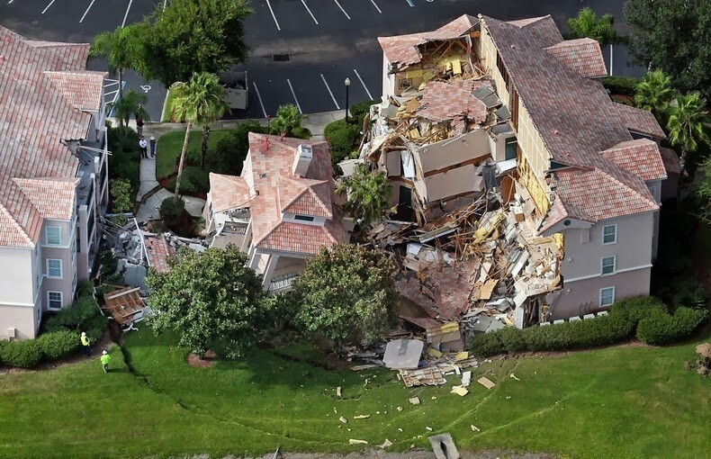8. Обрушившийся гостевой дом в Клермонте, Флорида, 12 августа 2013 года. У гостей было 15 минут, чтобы спастись
