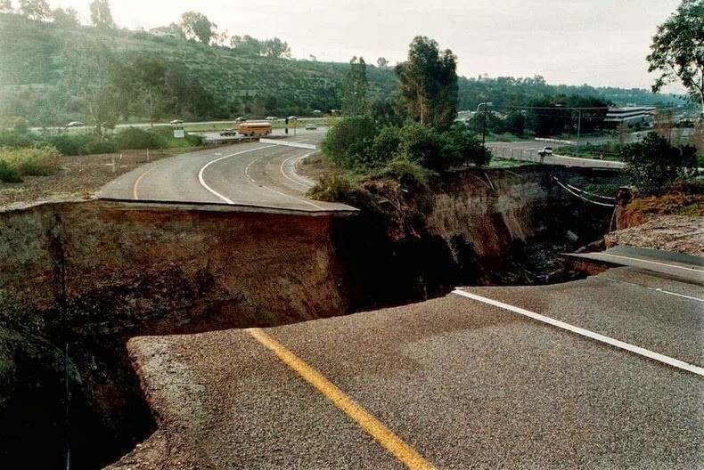 25. Повреждённая автомагистраль в Сан-Диего. 24 февраля 1998 года