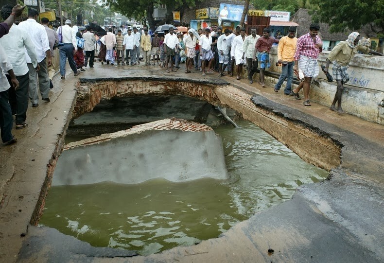 26. Последствия цунами в городе Нагапаттинам, Индия, 27 декабря 2004 года