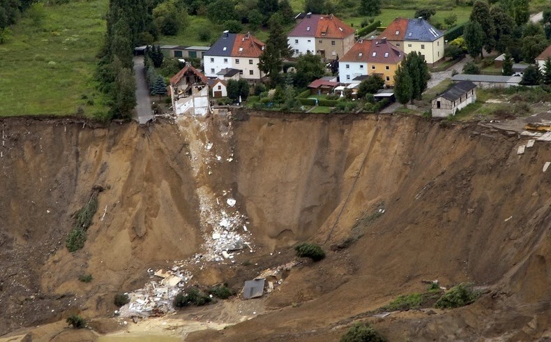 24. Посёлок Нахтерштедт в Германии, 18 июля 2009 года. Там обвалилась дорога и дом, три жителя которого до сих пор числятся пропавшими без вести