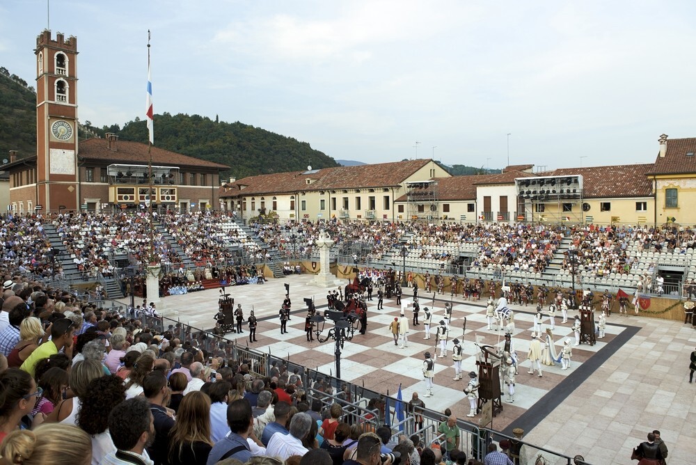 Задолго до ролевиков: интересная традиция итальянских турниров с участием живых шахматных фигур