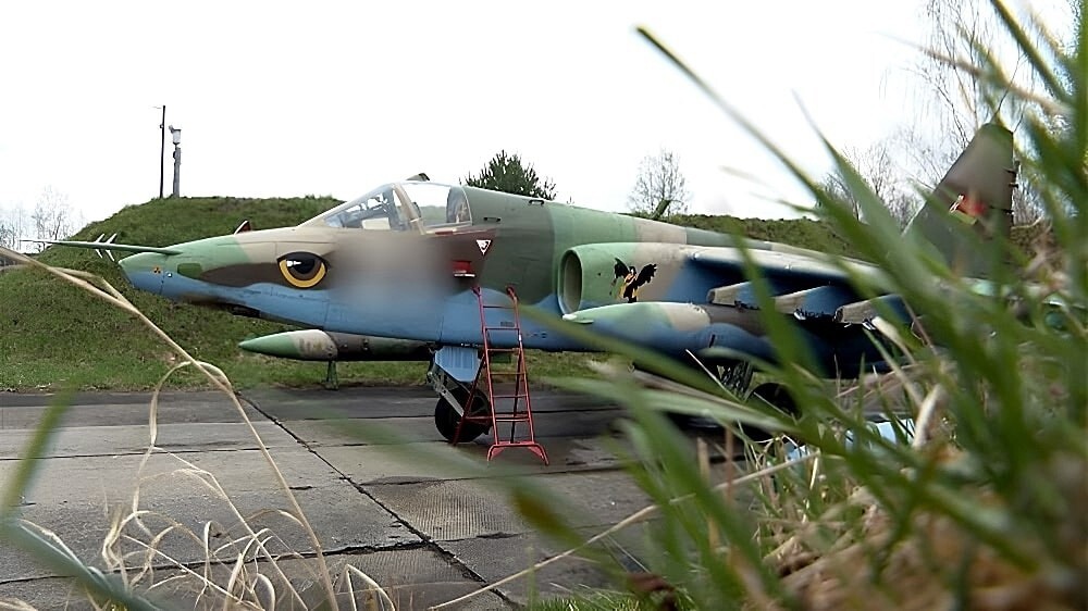 Один из штурмовиков Су-25 ВВС РБ предположительно дооборудованный для тактического ядерного оружия. Множество боевых самолетов РБ прошли модернизацию! 