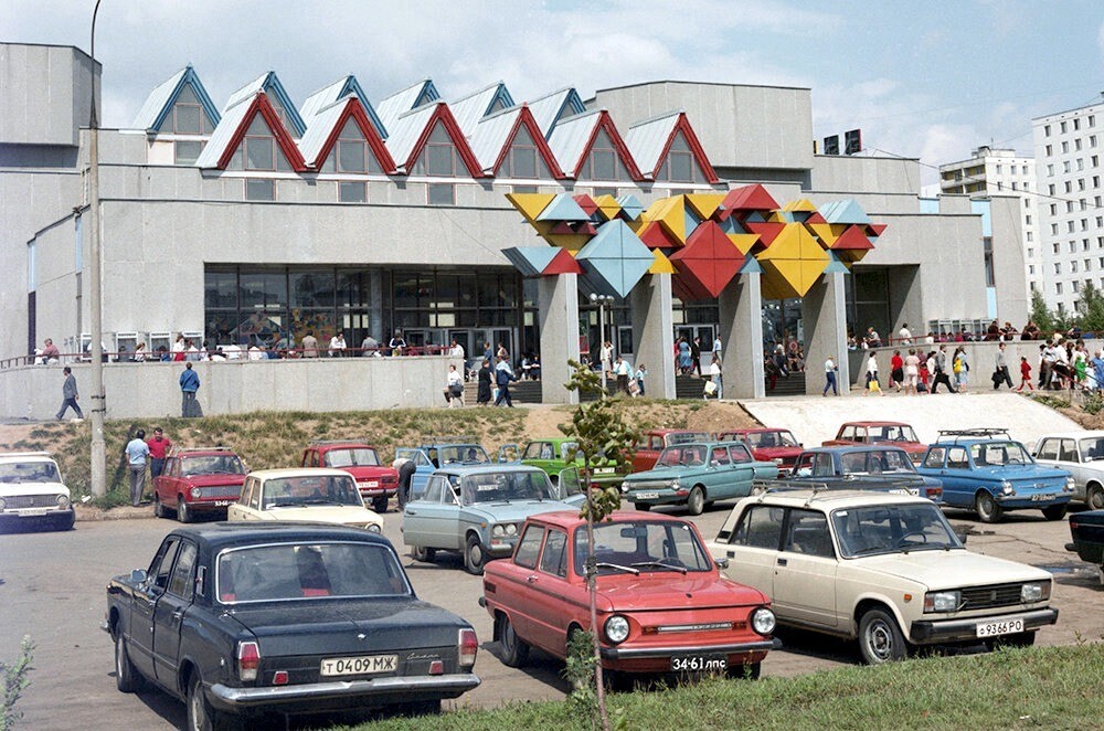 Магазин "Детский мир" в Орехово-Борисово, начало 90-х.
