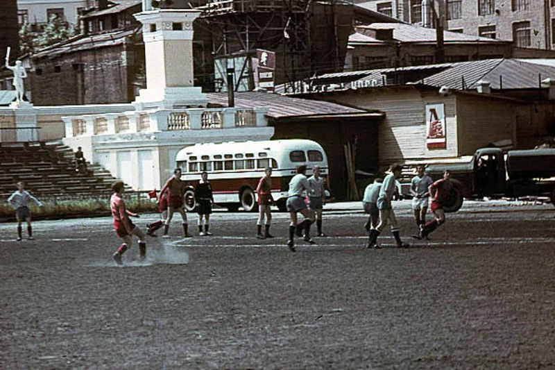 Футбол на стадионе "Локомотив" на Новорязанской улице.