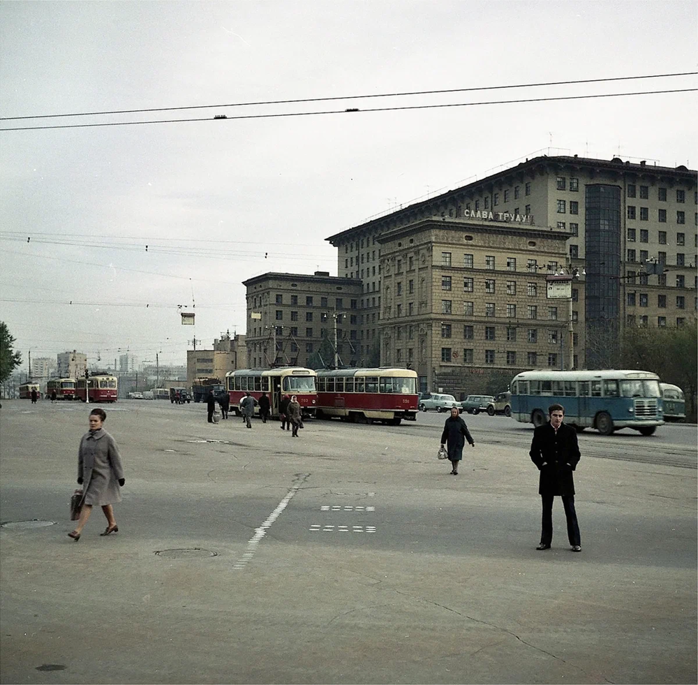 Ещё один снимок с проспекта Мира: на этот раз перекрёсток с улицей Бориса Галушкина.