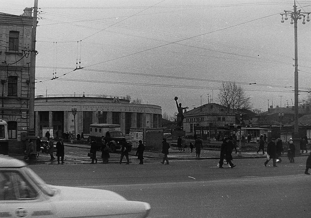 Павильон станции метро "Рижская" и ныне несуществующий дом по адресу проспект Мира, 90.