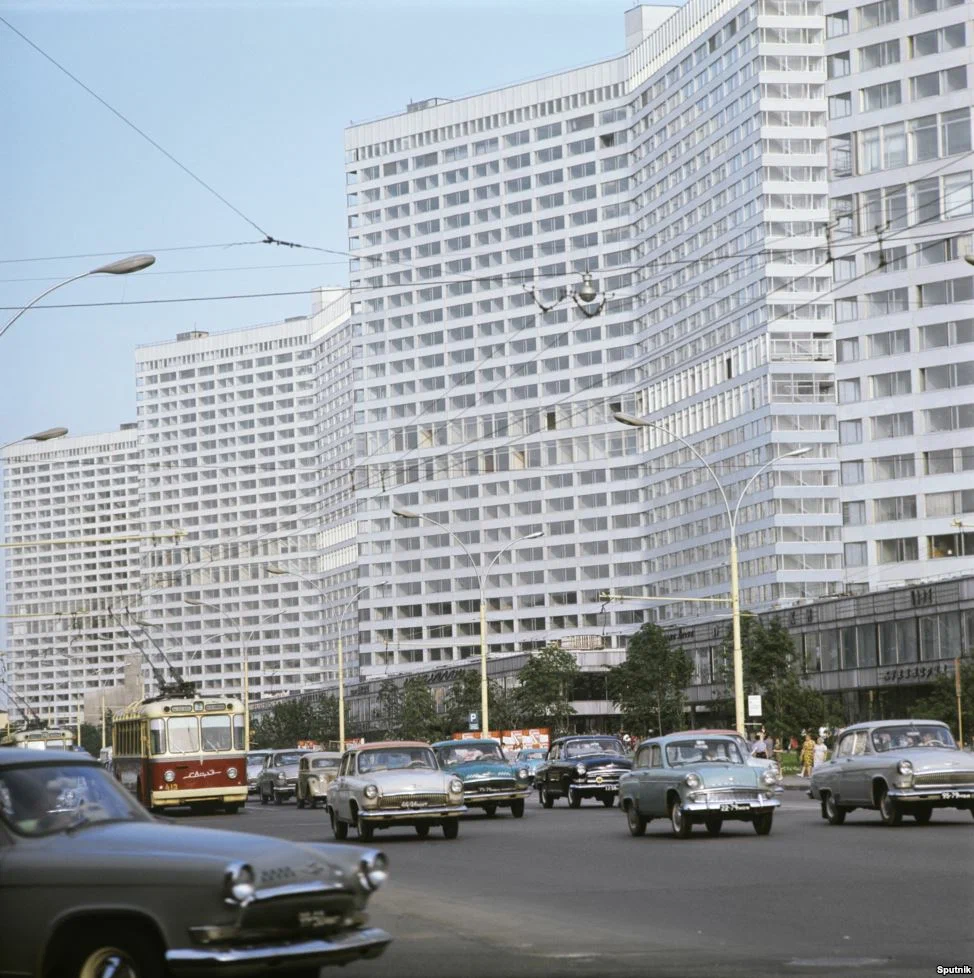 Царство "Волг" и "Москвичей" на проспекте Калинина (ныне - улица Новый Арбат).