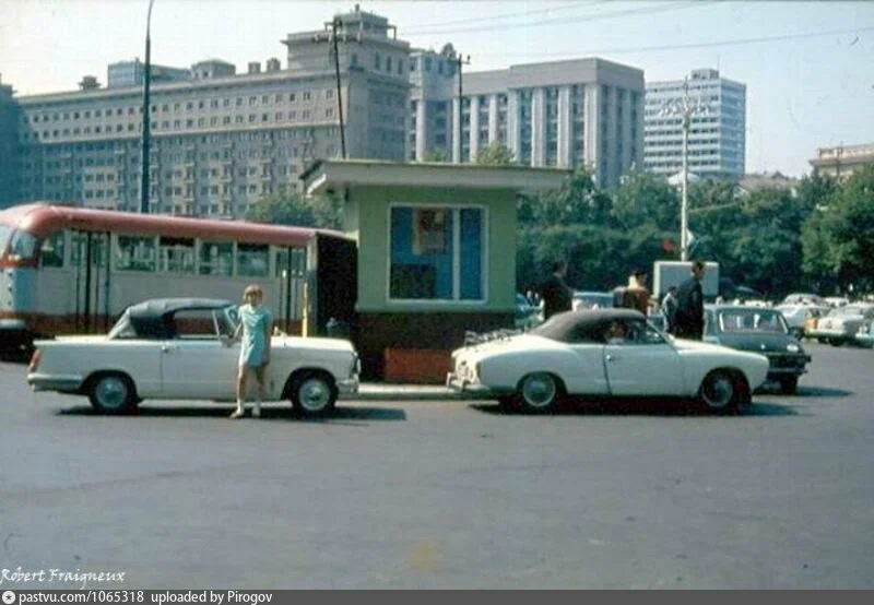 АЗС на площади Свердлова (ныне - Театральная площадь) приехали заправиться иностранные туристы.