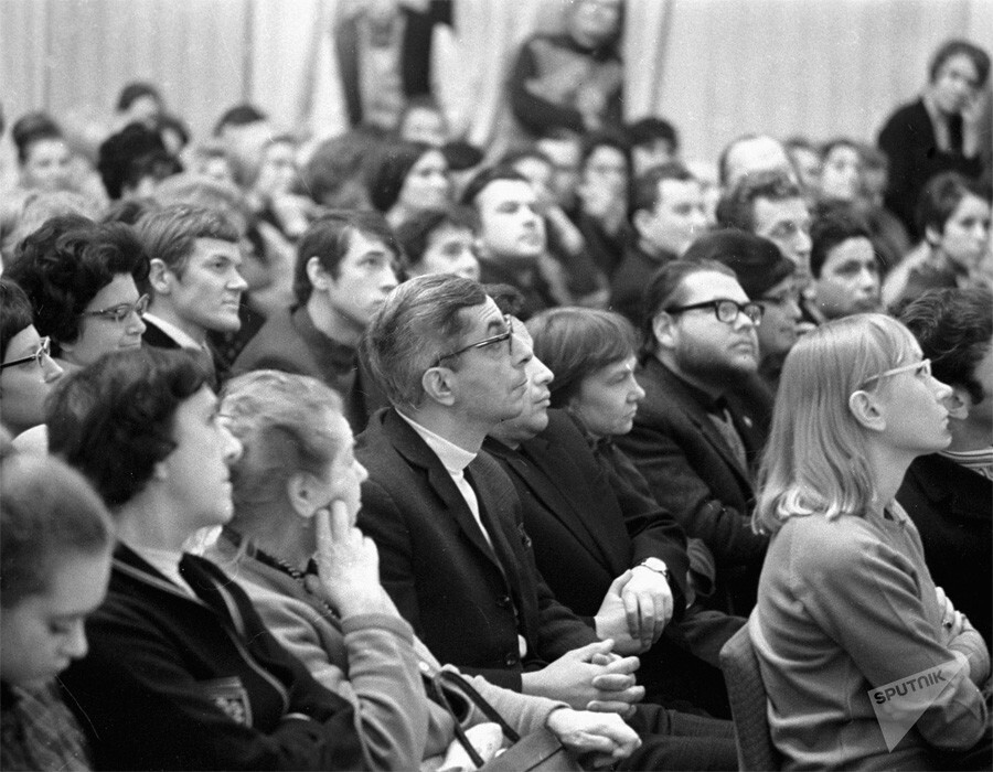 Композитор Микаэл Таривердиев среди слушателей во время исполнения его произведений. Сентябрь 1969 года. 