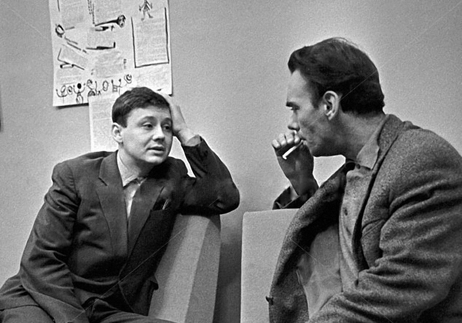 Алексей Баталов беседует с молодым актером Московского театра "Современник" Олегом Табаковым. 1962 год.