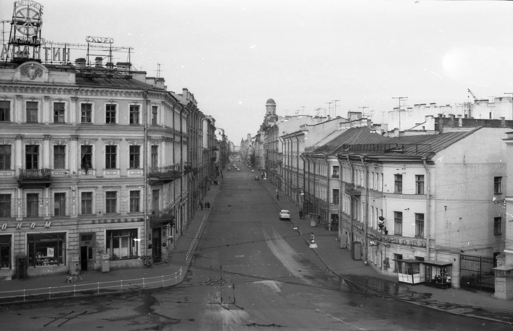 А таким в те годы был Загородный проспект. Вид от Владимирской площади.