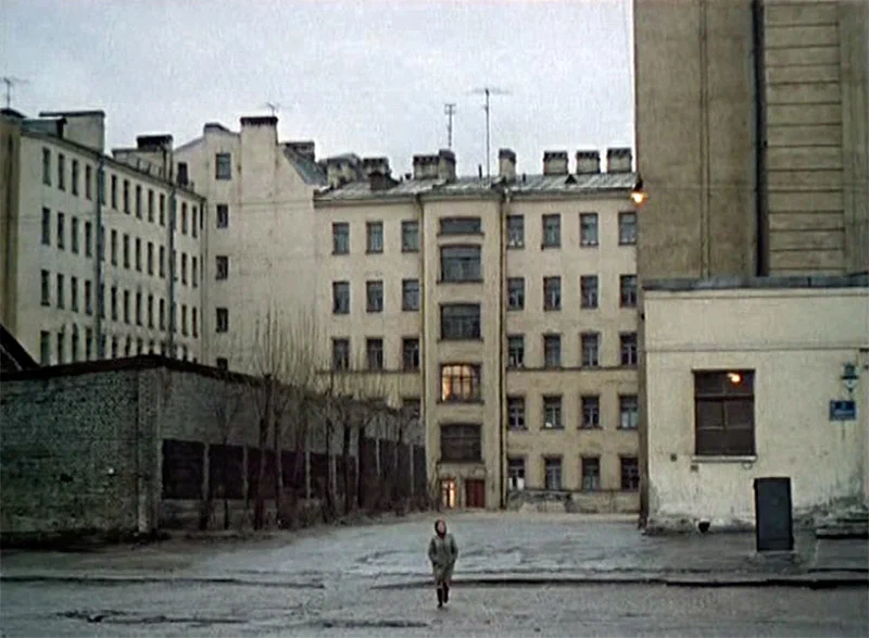 Вид на дворы Пудожской улицы. Кадр из фильма "Мама вышла замуж".