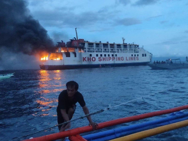 Паром со 120 пассажирами на борту загорелся в море у Филиппин