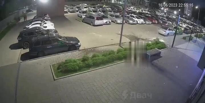 Пьяный мужчина выбросил с балкона унитаз на припаркованные автомобили