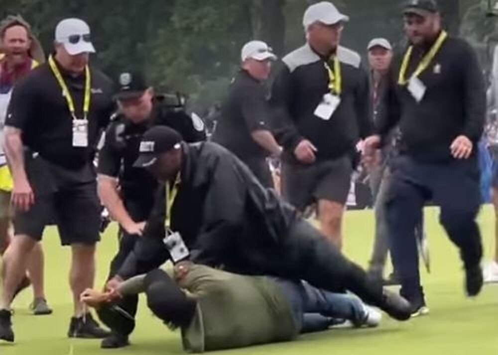 Охранник сбил с ног гольфиста, приняв его за дерзкого фаната