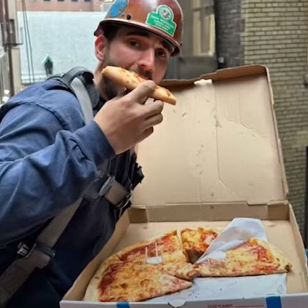 Удачный бросок коробки с пиццей голодным рабочим