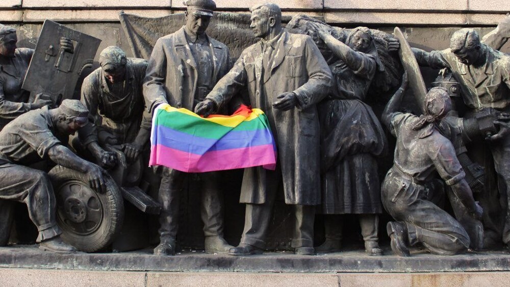 «Мир фашистского либерализма»: в Софии гомосексуалисты осквернили памятник освободителям