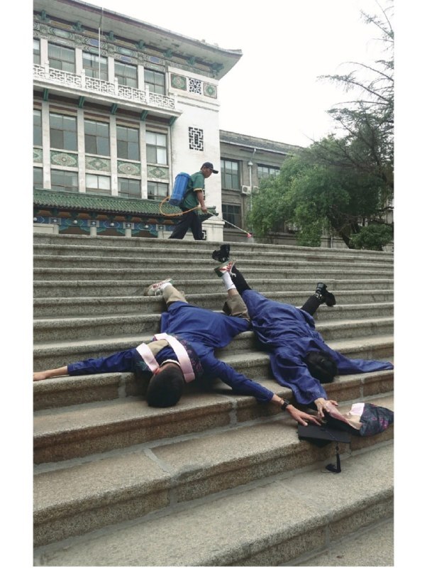 Китайские студенты-выпускники запустили флешмоб "сломленных безработицей"