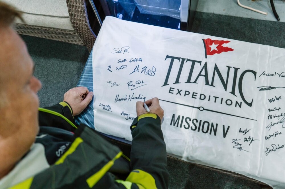 Туристический батискаф пропал с радаров во время экспедиции к "Титанику"