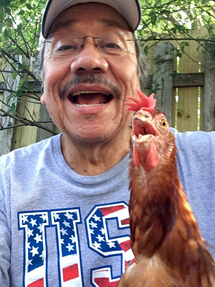 20. "Отец отправил своё фото с курицей"
